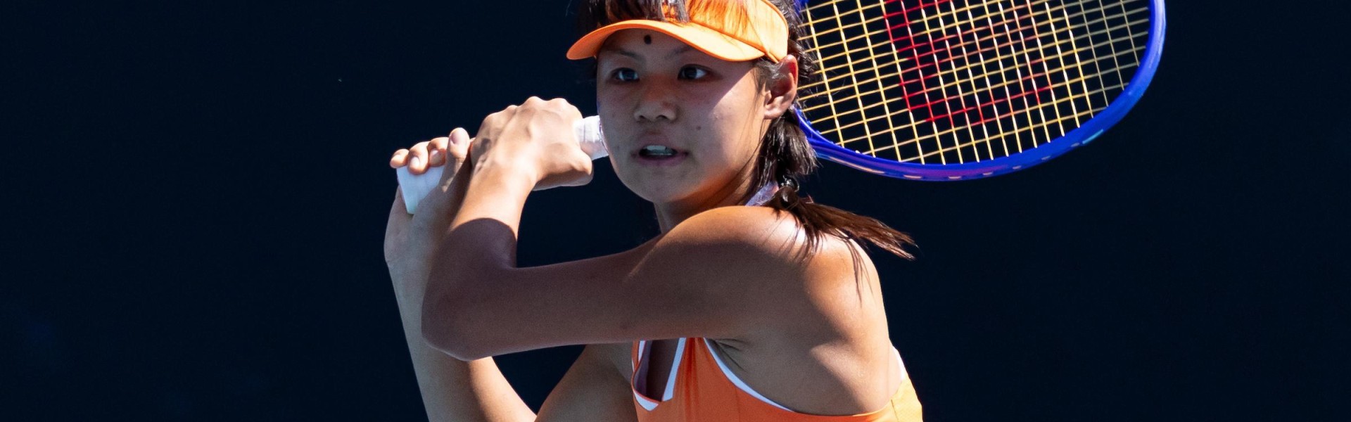 球速体育app下载-2-0夺15连胜！中国网球15岁天才少女进8强：边哭边扫追赶郑钦文？